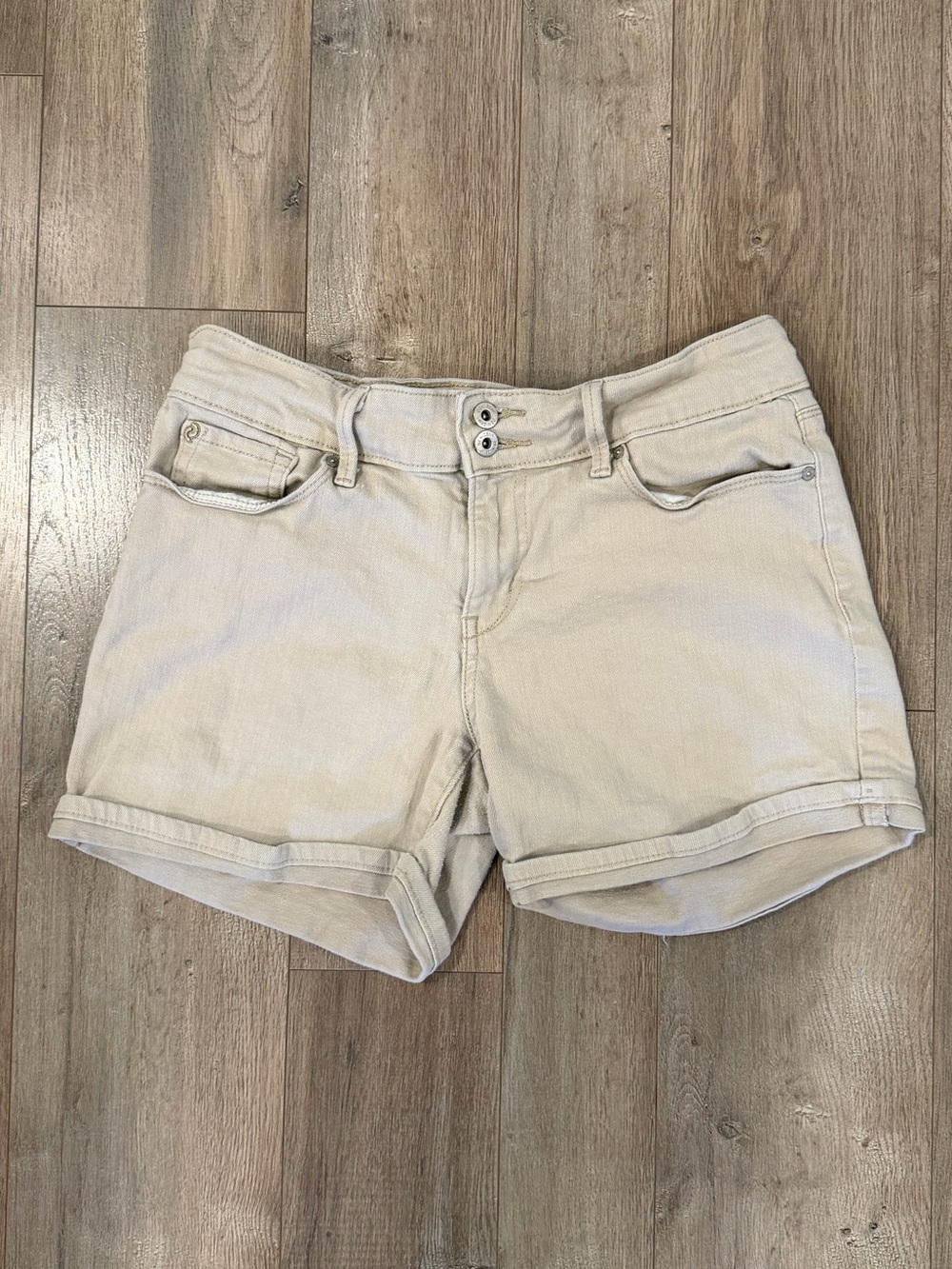 Denizen from Levi's Light Beige Roll-Cuff Jean Shorts